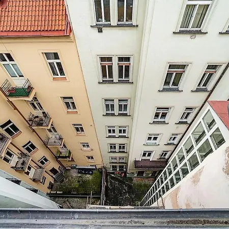 Apartamento Unique Arty Loft With Terrace Praga